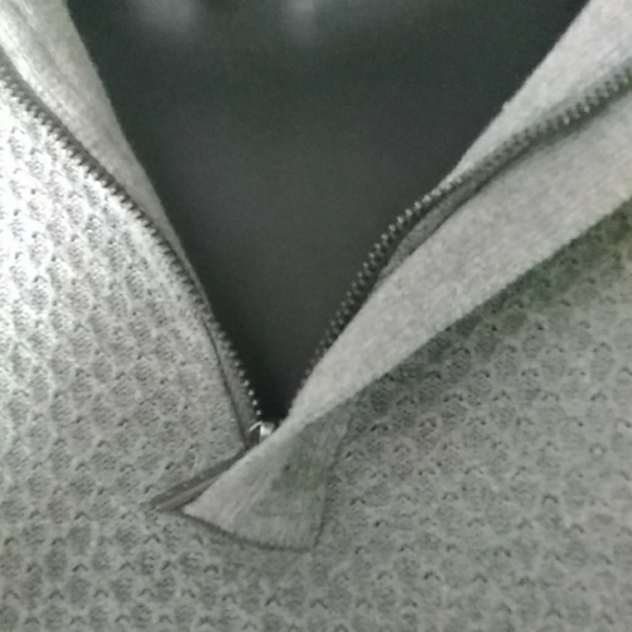 Perry Ellis Sweater. - Picture 2 of 4